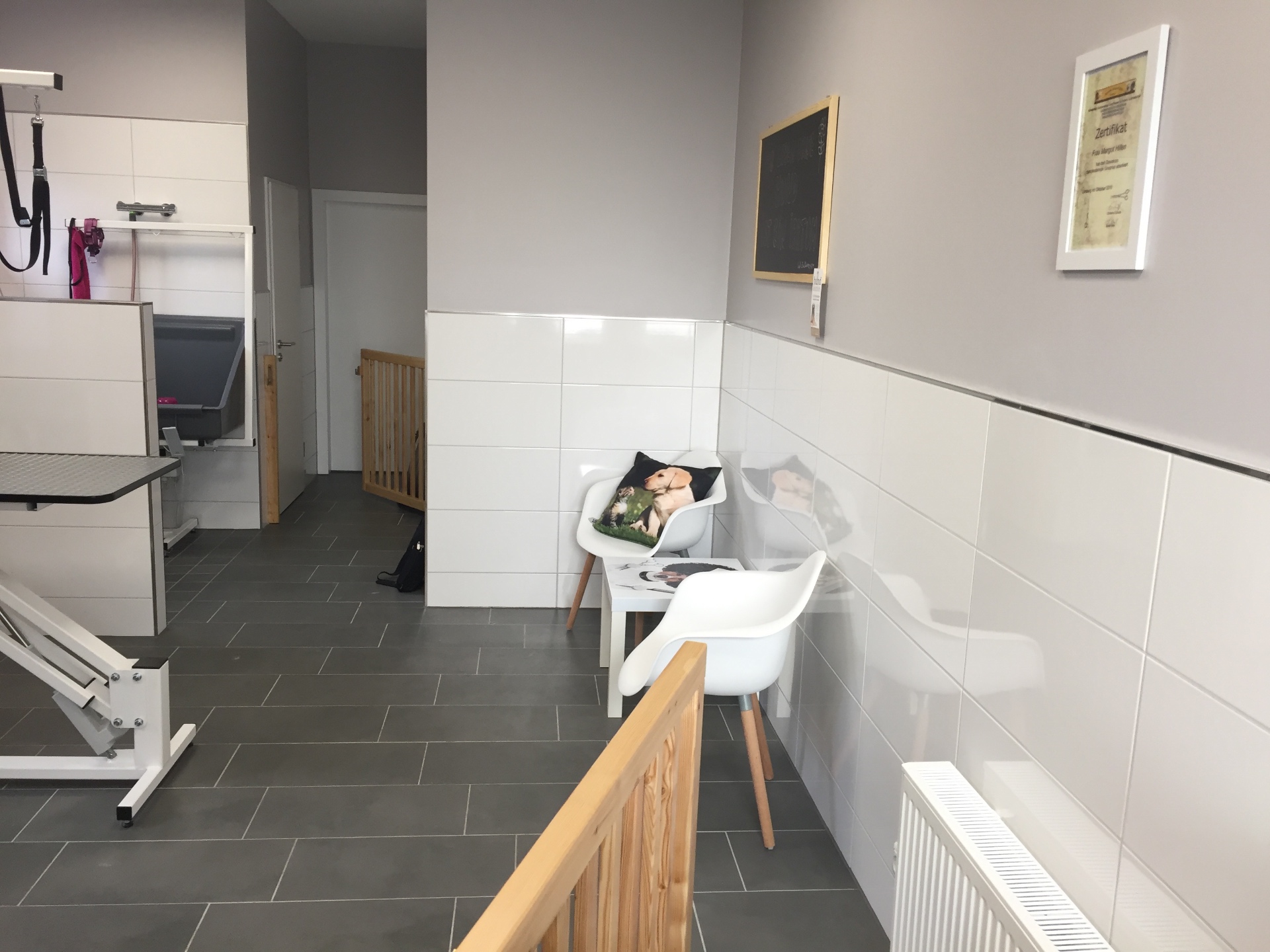 Gemütlicher Wartebereich im Hundesalon Fellzeit